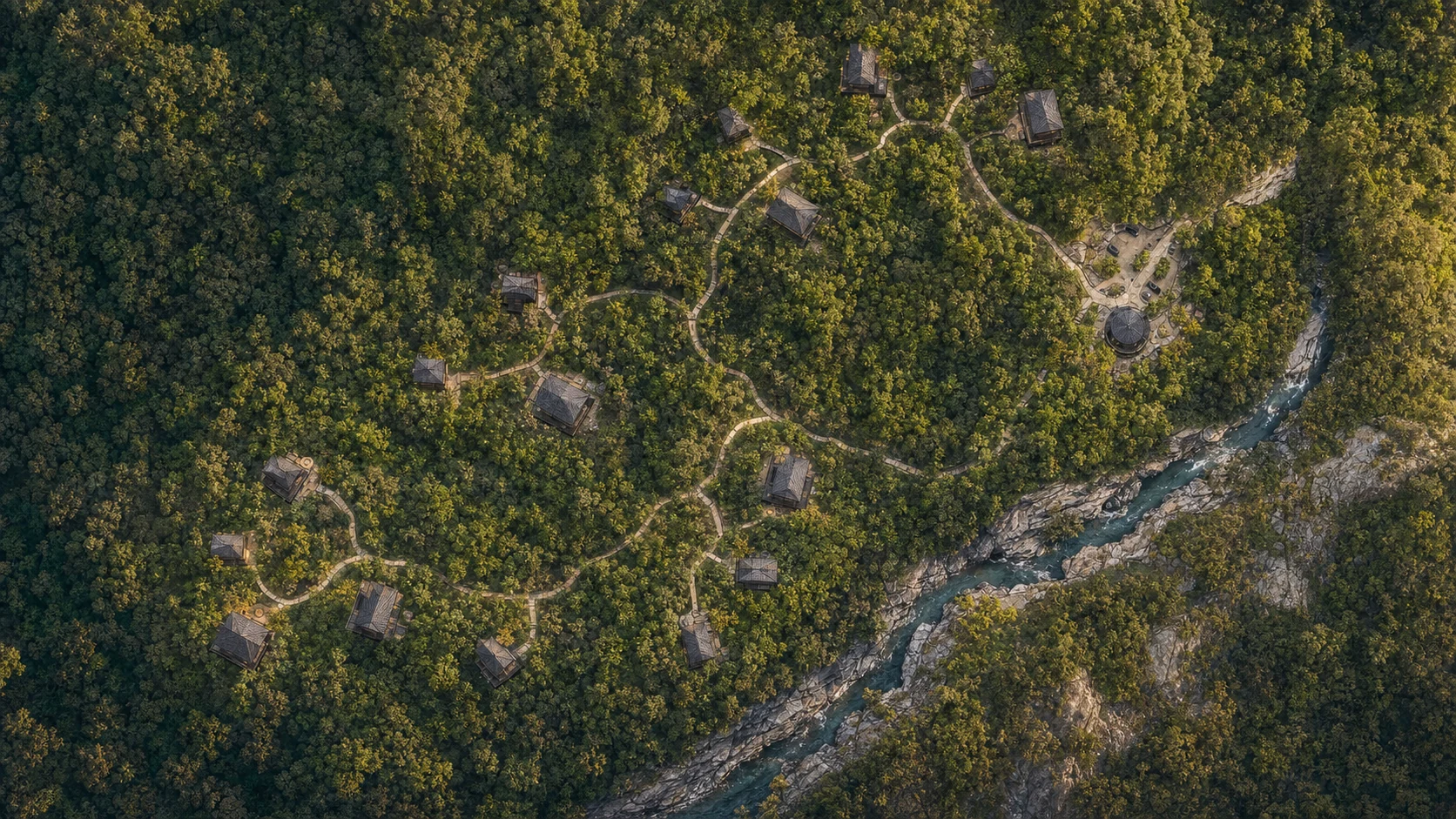 Vista aérea cinematográfica de dezoito vilas organizadas em três constelações junto ao vale