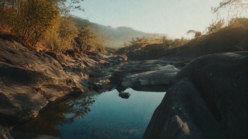 Poço de água entre as rochas ao entardecer