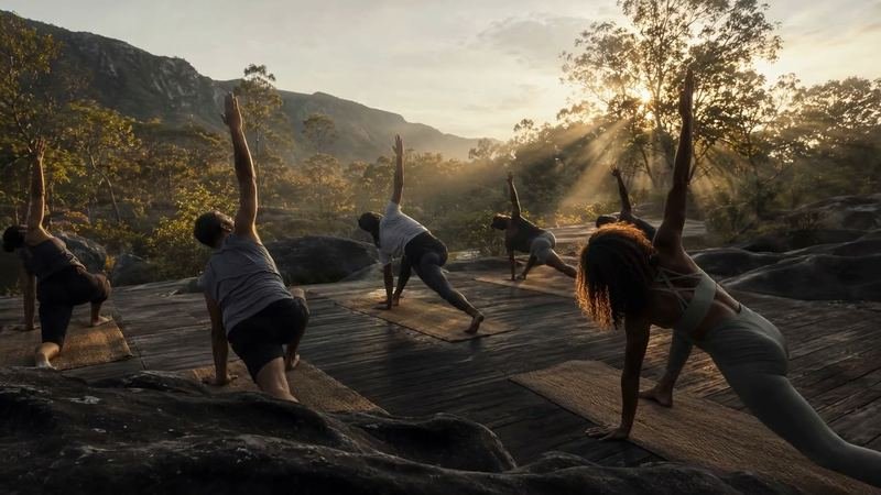 Prática em grupo no deck ao sol